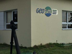 Corner of a building with GEOCUBA signage.
